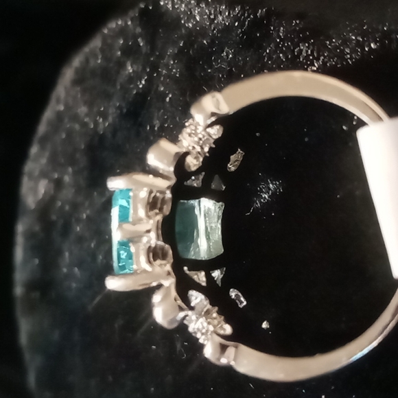 Aqua marine gem stone in 925 silver with Fleur De Lis accents on each side. - Picture 4 of 5